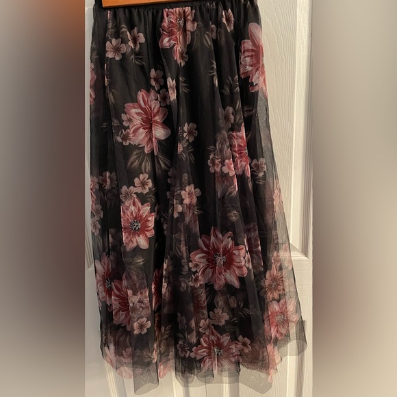 Jane Chic Designs Beautiful Floral Skirt - Picture 7 of 9